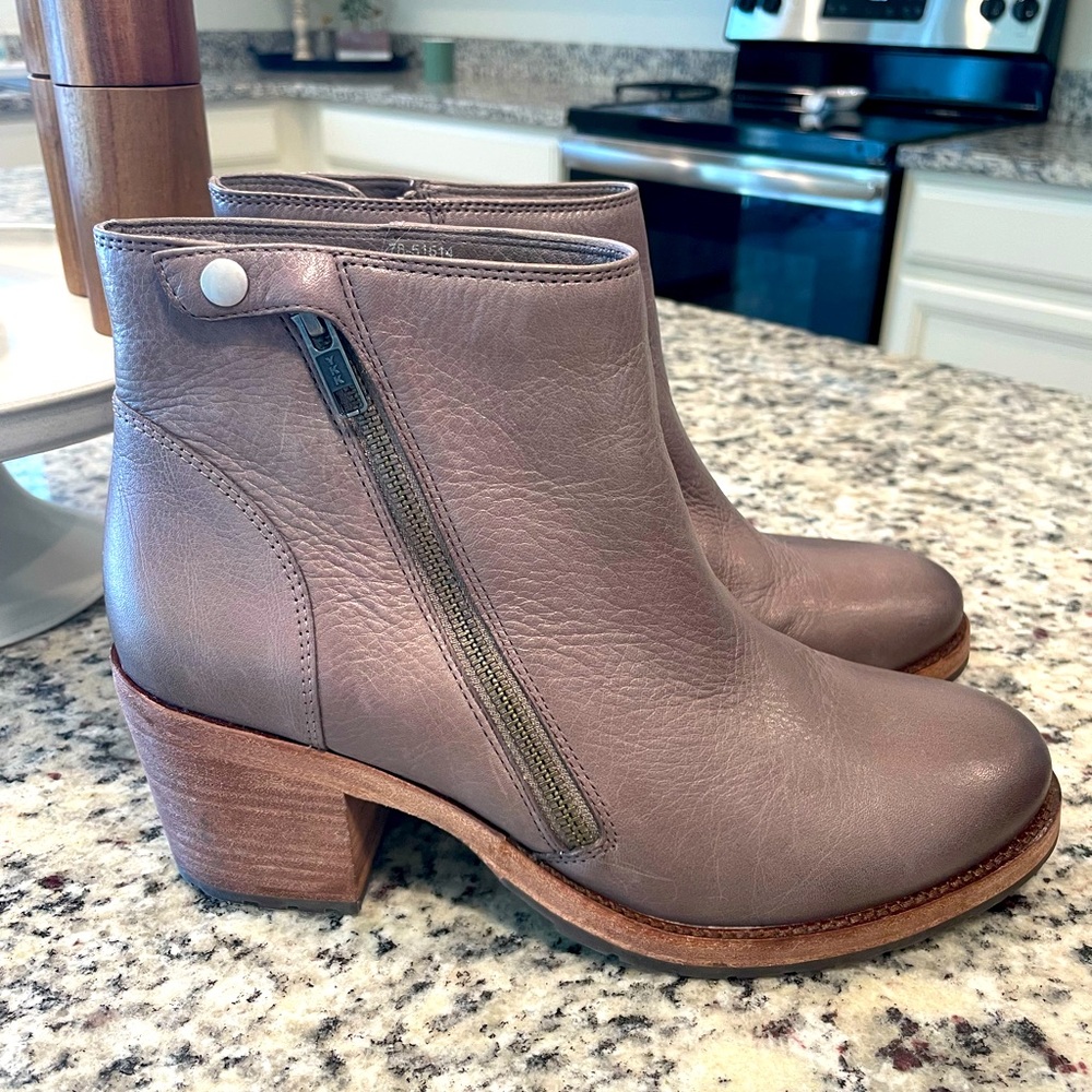 Boots - Picture 4 of 6